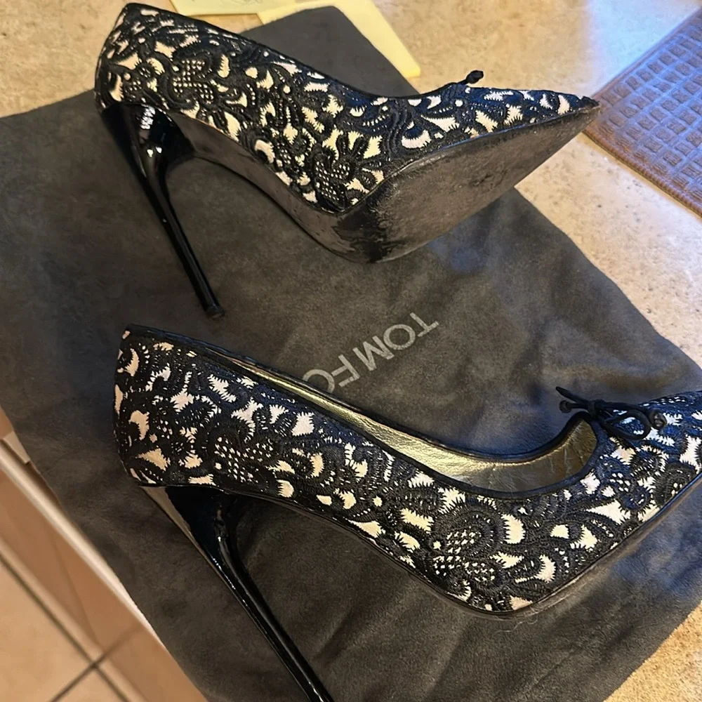 Sz 39 Tom Ford lace print pump. Stunning pump. Comes with dust bag - Picture 2 of 3